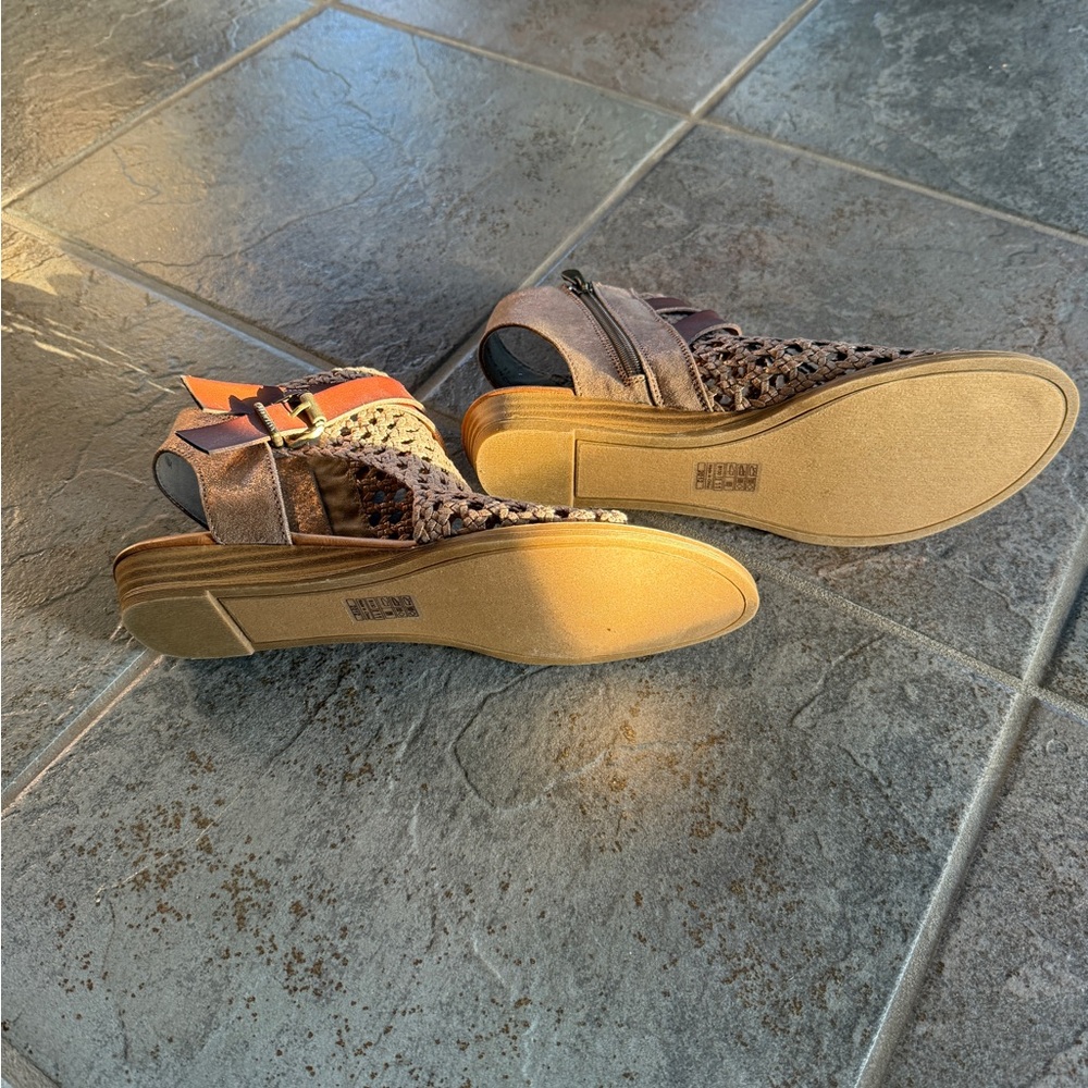 Stylish Coppery Gold Woven Sandals with leather straps - Picture 3 of 5